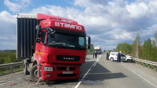 Пенсионер из Озерска погиб, въехав в КамАЗ под Челябинском Пенсионер из Озерска погиб, въехав в КамАЗ под Челябинском