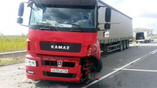 Пенсионер из Озерска погиб, въехав в КамАЗ под Челябинском Пенсионер из Озерска погиб, въехав в КамАЗ под Челябинском