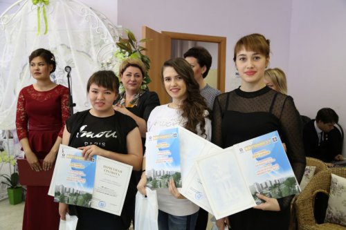 Поднялись вверх по профессиональной лестнице Поднялись вверх по профессиональной лестнице