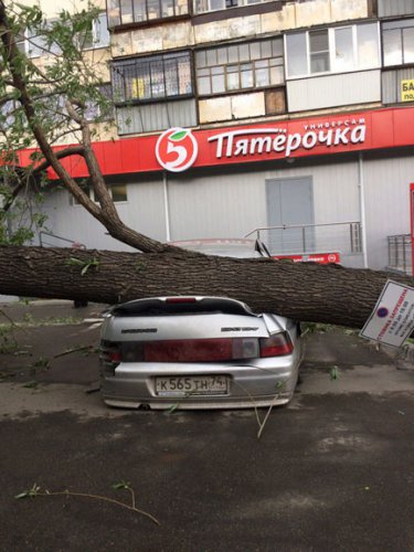 «Вживую страшнее»: ураган в Челябинске глазами пользователей соцсетей «Вживую страшнее»: ураган в Челябинске глазами пользователей соцсетей