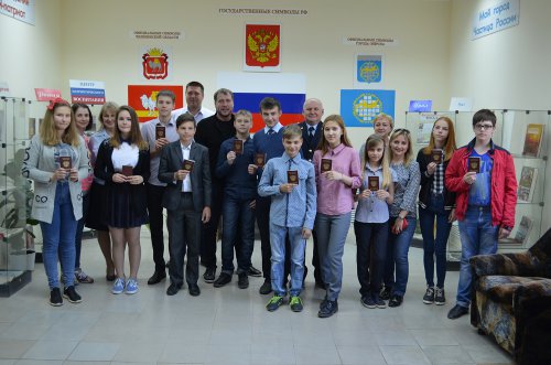 В преддверии празднования Дня России сотрудники озерской полиции торжественно вручили паспорта РФ В преддверии празднования Дня России сотрудники озерской полиции торжественно вручили паспорта РФ