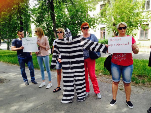 В Озёрске прошёл пикет возле здания суда В Озёрске прошёл пикет возле здания суда