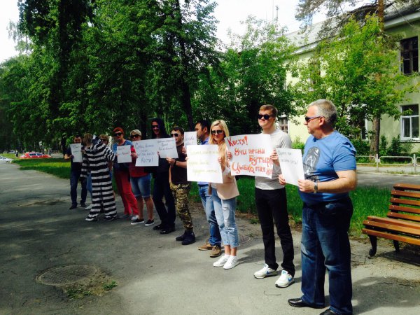 В Озёрске прошёл пикет возле здания суда В Озёрске прошёл пикет возле здания суда