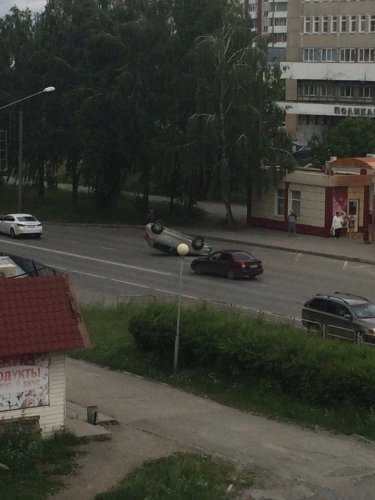 В Озерске иномарка перевернулась на крышу В Озерске иномарка перевернулась на крышу