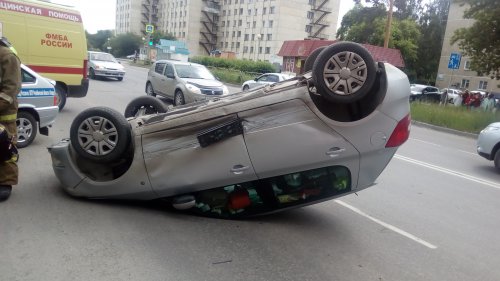 В Озерске иномарка перевернулась на крышу В Озерске иномарка перевернулась на крышу