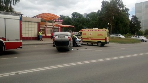 В Озерске иномарка перевернулась на крышу В Озерске иномарка перевернулась на крышу