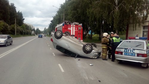 В Озерске иномарка перевернулась на крышу В Озерске иномарка перевернулась на крышу