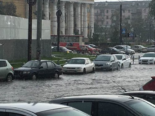 МЧС предупреждало: сильный ливень с грозой обрушился на Челябинск