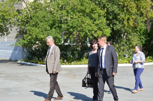 Евгений Щербаков проконтролировал ремонтные работы в двух озерских школах Евгений Щербаков проконтролировал ремонтные работы в двух озерских школах