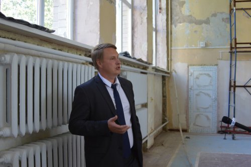 Евгений Щербаков проконтролировал ремонтные работы в двух озерских школах Евгений Щербаков проконтролировал ремонтные работы в двух озерских школах