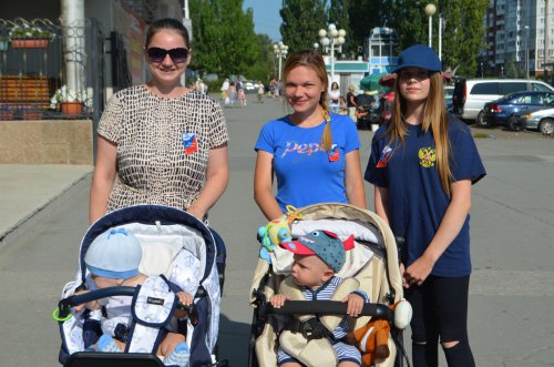 Молодые озерчане провели патриотическую акцию «День Российского флага» Молодые озерчане провели патриотическую акцию «День Российского флага»