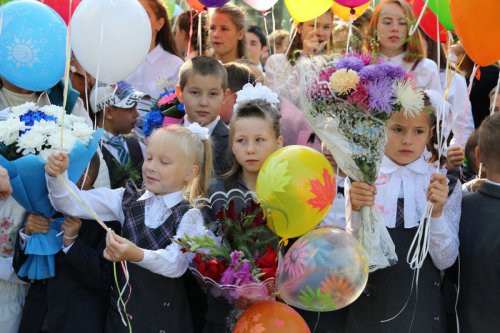 Сегодня школы Озерска вновь наполнились детскими голосами