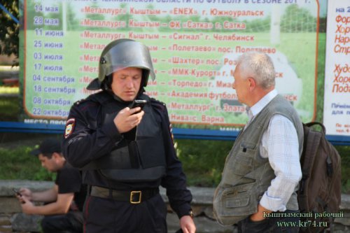 В Кыштыме в универмаге в центре города ищут бомбу. Из здания все эвакуированы В Кыштыме в универмаге в центре города ищут бомбу. Из здания все эвакуированы