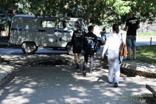 В Кыштыме в универмаге в центре города ищут бомбу. Из здания все эвакуированы В Кыштыме в универмаге в центре города ищут бомбу. Из здания все эвакуированы