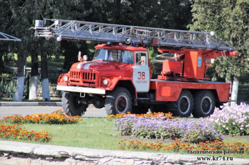 В Кыштыме в универмаге в центре города ищут бомбу. Из здания все эвакуированы В Кыштыме в универмаге в центре города ищут бомбу. Из здания все эвакуированы