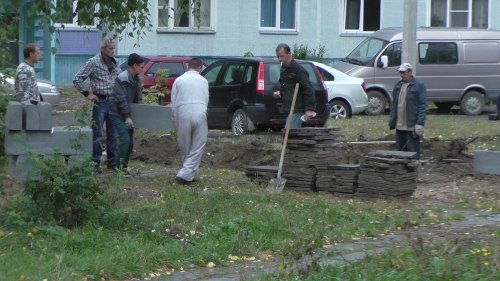 В озёрских дворах начались работы по благоустройству В озёрских дворах начались работы по благоустройству
