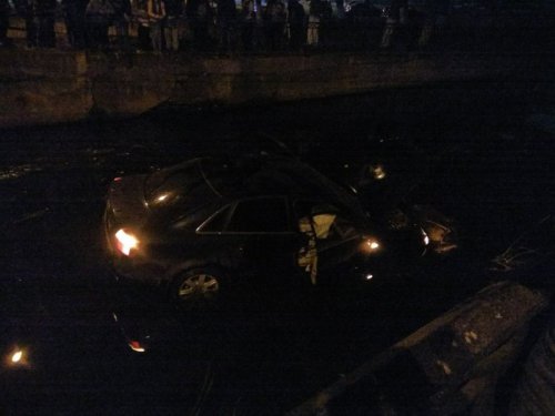 В Кыштыме водитель на автомобиле «Ауди» упал в реку В Кыштыме водитель на автомобиле «Ауди» упал в реку