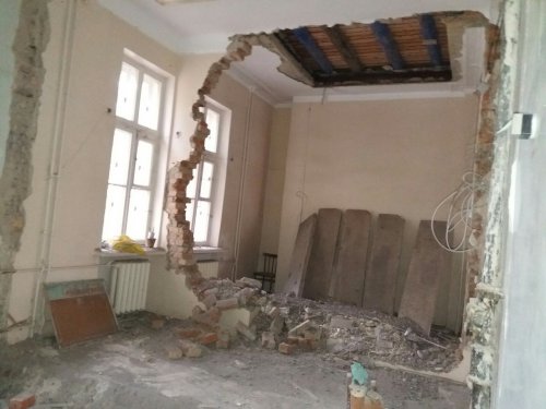 В озёрской детской поликлинике обрушилась стена В озёрской детской поликлинике обрушилась стена