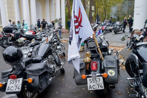 Поставили в стойло железных коней Поставили в стойло железных коней