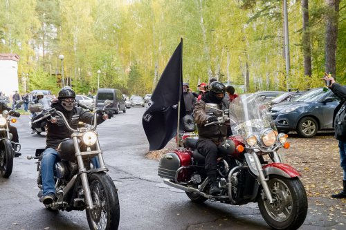 Поставили в стойло железных коней Поставили в стойло железных коней