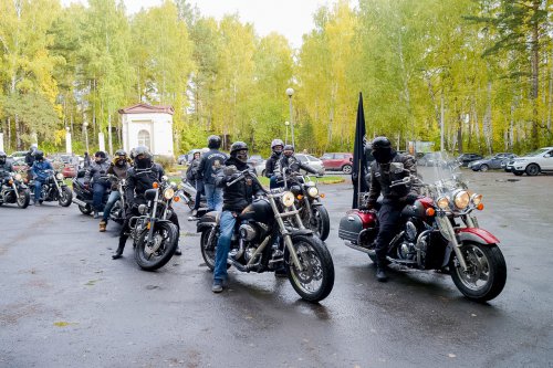 Поставили в стойло железных коней Поставили в стойло железных коней