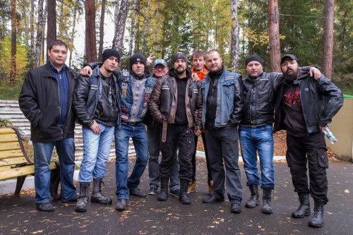 Поставили в стойло железных коней Поставили в стойло железных коней