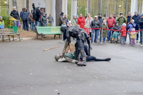 Поставили в стойло железных коней Поставили в стойло железных коней