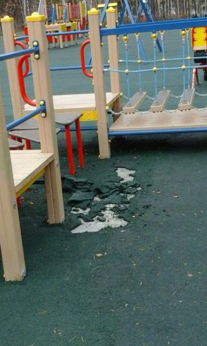 Вандализм или халтура в Детском парке? Вандализм или халтура в Детском парке?
