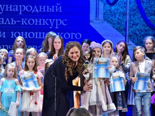 Юные озёрские вокалистки покорили московскую «Розу ветров» Юные озёрские вокалистки покорили московскую «Розу ветров»