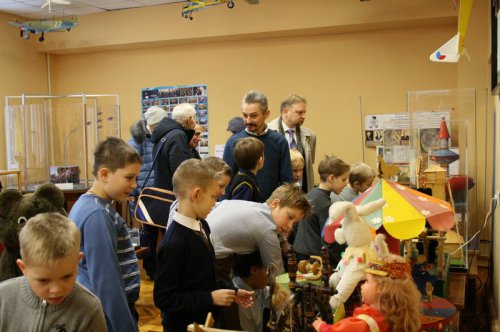 Установлен памятный знак в честь первой школы Озерска Установлен памятный знак в честь первой школы Озерска