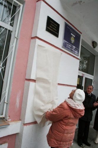 Установлен памятный знак в честь первой школы Озерска Установлен памятный знак в честь первой школы Озерска