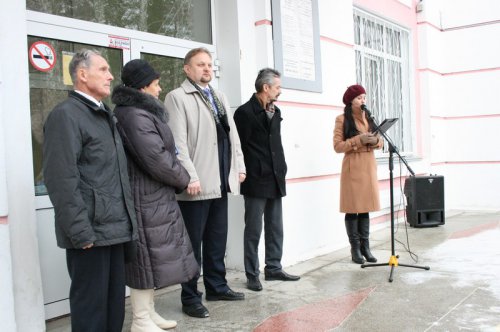 Установлен памятный знак в честь первой школы Озерска Установлен памятный знак в честь первой школы Озерска