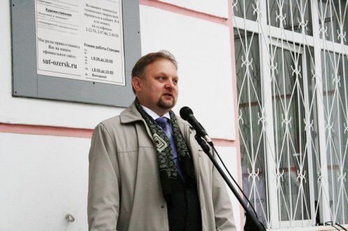 Установлен памятный знак в честь первой школы Озерска Установлен памятный знак в честь первой школы Озерска