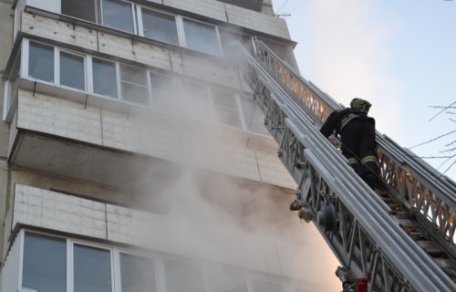 Шестьдесят человек эвакуировали огнеборцы на пожаре в Челябинске Шестьдесят человек эвакуировали огнеборцы на пожаре в Челябинске
