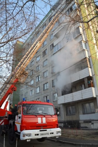 Шестьдесят человек эвакуировали огнеборцы на пожаре в Челябинске Шестьдесят человек эвакуировали огнеборцы на пожаре в Челябинске