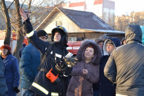 Шестьдесят человек эвакуировали огнеборцы на пожаре в Челябинске Шестьдесят человек эвакуировали огнеборцы на пожаре в Челябинске