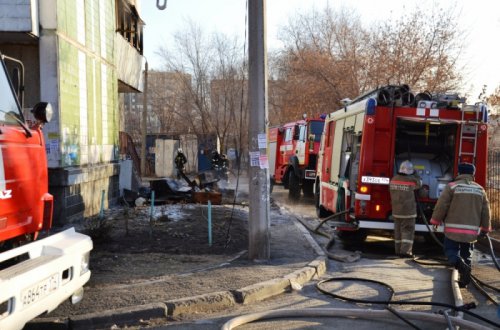 Шестьдесят человек эвакуировали огнеборцы на пожаре в Челябинске Шестьдесят человек эвакуировали огнеборцы на пожаре в Челябинске