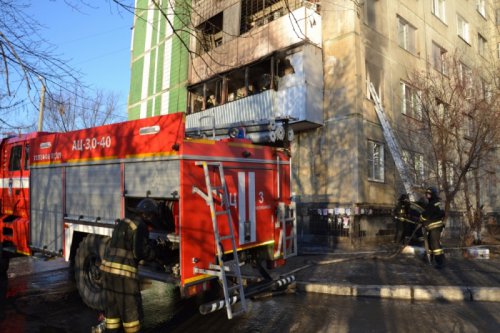 Шестьдесят человек эвакуировали огнеборцы на пожаре в Челябинске Шестьдесят человек эвакуировали огнеборцы на пожаре в Челябинске