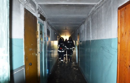 Шестьдесят человек эвакуировали огнеборцы на пожаре в Челябинске Шестьдесят человек эвакуировали огнеборцы на пожаре в Челябинске