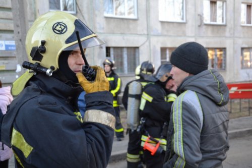 Шестьдесят человек эвакуировали огнеборцы на пожаре в Челябинске Шестьдесят человек эвакуировали огнеборцы на пожаре в Челябинске