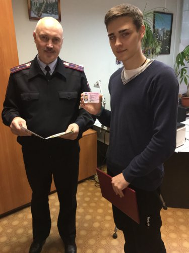 Молодым озерчанам торжественно вручили водительские удостоверения Молодым озерчанам торжественно вручили водительские удостоверения