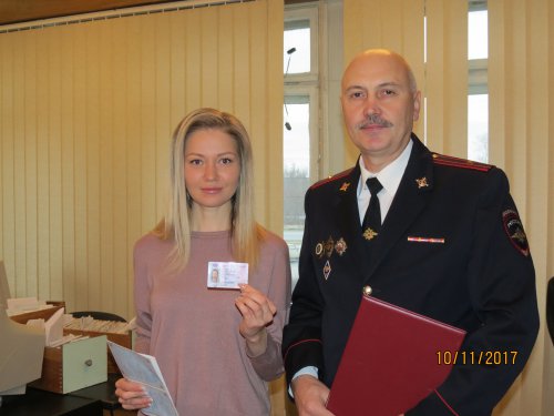 Молодым озерчанам торжественно вручили водительские удостоверения Молодым озерчанам торжественно вручили водительские удостоверения