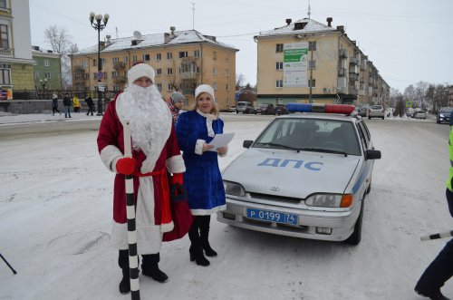Госавтоинспекторы города Озерска присоединились к всероссийской акции «Дед Мороз за безопасную дорогу!» и сменили форму на волшебный наряд! Госавтоинспекторы города Озерска присоединились к всероссийской акции «Дед Мороз за безопасную дорогу!» и сменили форму на волшебный наряд!