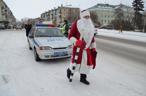 Госавтоинспекторы города Озерска присоединились к всероссийской акции «Дед Мороз за безопасную дорогу!» и сменили форму на волшебный наряд! Госавтоинспекторы города Озерска присоединились к всероссийской акции «Дед Мороз за безопасную дорогу!» и сменили форму на волшебный наряд!