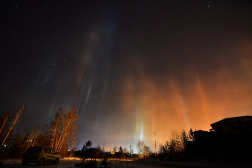 Машинист электровоза сфотографировал потрясающие световые столбы над Кыштымом Машинист электровоза сфотографировал потрясающие световые столбы над Кыштымом