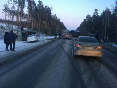 Массовое ДТП с 11 машинами перекрыло движение на М-5 в Челябинской области Массовое ДТП с 11 машинами перекрыло движение на М-5 в Челябинской области