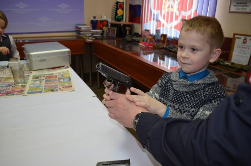 Школьники посетили музей озерской полиции Школьники посетили музей озерской полиции