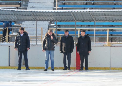 Мальчишки играют в хоккей, равняясь на Харламова Мальчишки играют в хоккей, равняясь на Харламова