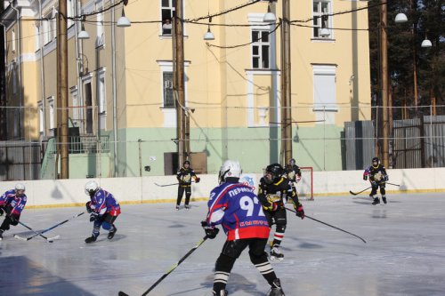 Мальчишки играют в хоккей, равняясь на Харламова Мальчишки играют в хоккей, равняясь на Харламова