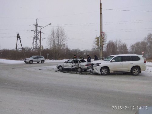 ГИБДД ищет очевидцев аварии "Лексуса" и ВАЗ-2110 ГИБДД ищет очевидцев аварии "Лексуса" и ВАЗ-2110